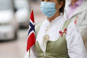 La bandera noruega ondea en la fachada del Ayuntamiento de l’Alfàs