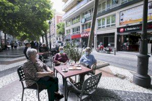 La revisió de terrasses aconsegueix que el nombre de taules autoritzat passe del 50, exigit, al 75 per cent en Gandia