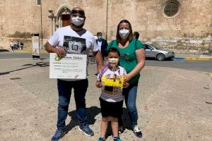 Un alumno del CEIP Príncipe Don Juan Manuel de Villena recoge el primer premio del Concurso Solidario de Manualidades con Materiales Reciclables de Silvoturismo