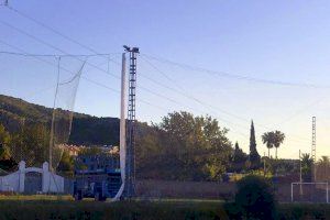 La concejalía de Deporte de Borriol renueva la red de protección del campo de fútbol