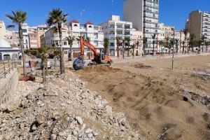 L’Ajuntament de Vinaròs retira les pedres de la platja del Fortí