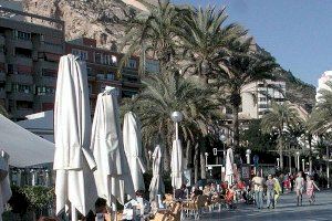 Alicante amplía el horario de sus terrazas hasta las 01.00 los viernes, sábados y vísperas de festivo