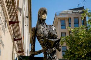 Gandia coloca mascarillas en sus estatuas para concienciar de que hay que protegerse ante la COVID-19