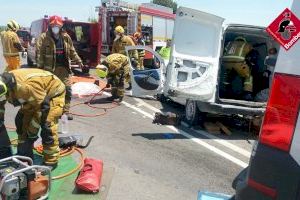 Bombers rescaten a un atrapat en un accident de trànsit a Dolores