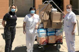 La Policía Nacional reparte material sanitario donado por una farmacia de Valencia para residencias de personas mayores