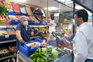 Los accesos a los cuatro mercados municipales de Alicante cuentan desde hoy con dispensadores de hidrogel desinfectantes - (foto 4) Los accesos a los cuatro mercados municipales de Alicante cuentan desde hoy con dispensadores de hidrogel desinfectantes - (foto 4)