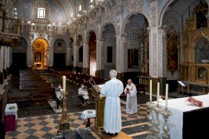 Vuelven los bautizos a la pila bautismal de San Vicente Ferrer en Valencia tras cancelar un centenar de ellos durante el estado de alarma