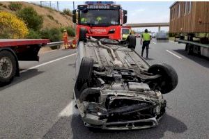 Un ferit en la bolcada d'un cotxe a Requena després de xocar contra un camió