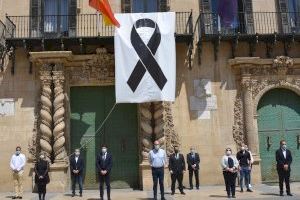 Alacant honra la memòria dels morts per COVID-19 amb 5 minuts de silenci