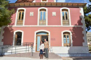 El Centro Mujer Rural de Elda ubicado en la Casa Colorá retoma el servicio presencial con cita previa para atender a mujer víctimas de violencia de género El Centro Mujer Rural de Elda ubicado en la Casa Colorá retoma el servicio presencial con cita previa para atender a mujer víctimas de violencia de género