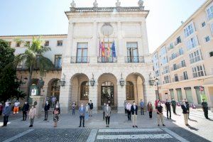 Gandia guarda tres minuts de silenci per les persones que han perdut la vida a causa de la COVID-19