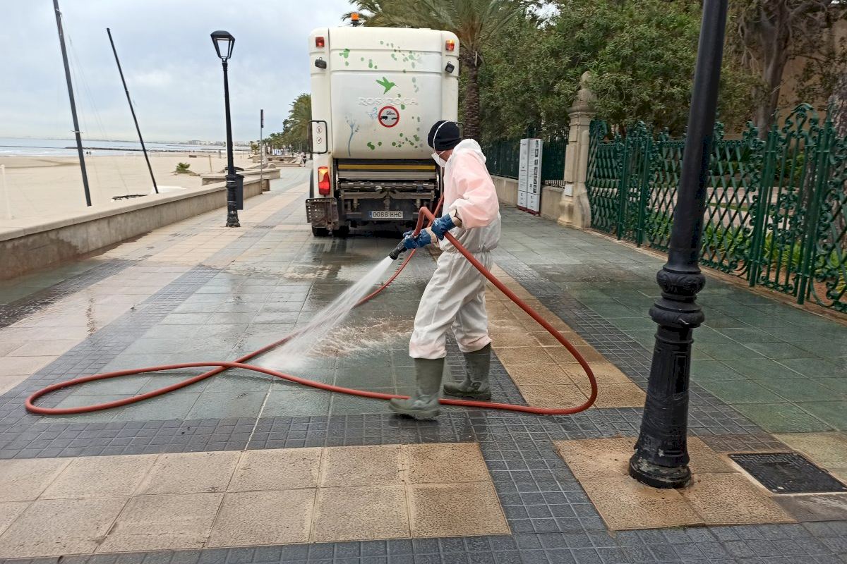 Benicàssim refuerza el servicio extraordinario de limpieza y desinfección en turno de tarde