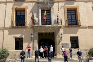 Paterna se suma al luto nacional por las víctimas del COVID-19 con un minuto de silencio y la iluminación del Ayuntamiento