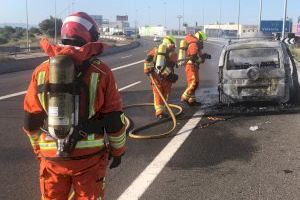 Una furgoneta de reparto se incendia en la Pista de Silla