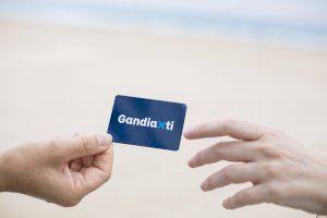 Más de 500 personas solicitan la tarjeta “Gandia por ti” durante los primeros días de funcionamiento