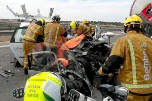 Un turismo choca contra un camión cisterna que estaba parado en la AP-7