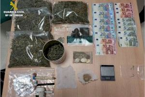 La Guardia Civil desmantela dos puntos de venta de drogas en Almoradí