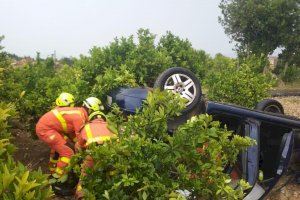 Rescaten a un home el vehicle del qual havia caigut sobre un camp de taronges de Tavernes de la Valldigna