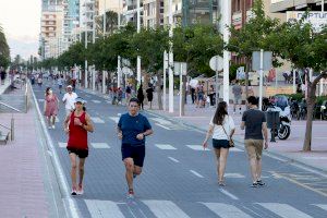 Els vehicles no entren en la nova normalitat del passeig marítim de Gandia