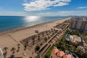 La playa de Gandia renueva la bandera azul por trigésimo cuarto año consecutivo