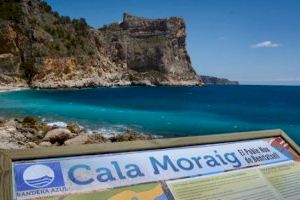 La bandera blava oneja un any més en la cala del Moraig del Poble Nou de Benitatxell