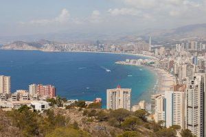 Jutgen a un home acusat de violar a una dona en un descampat de Benidorm