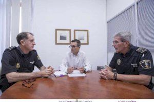  El comisario Carlos Julio San Román en la parte izquierda de la fotografía, junto al concejal de Seguridad, Nacho Arnau, y Marc Cuesta, comisario jefe de la Policía Local. 