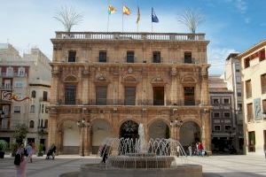 Castelló retoma los matrimonios civiles con dos bodas en el salón de plenos