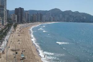 Benidorm reabre sus playas sin incidentes y con un máximo de 25.000 bañistas al día