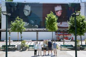 L’artista Elisa Capdevila finalitza un mural dedicat a la infància al jardí de la Casa de la Cultura