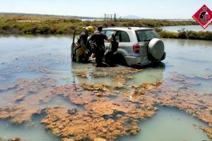 Rescatada una dona després de caure amb el seu cotxe a una tolla en les salines de Santa Pola