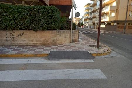 Tavernes habilita accessos per a persones amb mobilitat reduïda a la platja després d'anys de reivindicacions