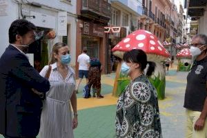 El Ayuntamiento de Alicante remoza la calle San Francisco aplicando varias capas de pintura y protección transparente al pavimento