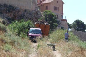 Novelda inicia la limpieza de chumberas de la ladera del cerro de La Mola