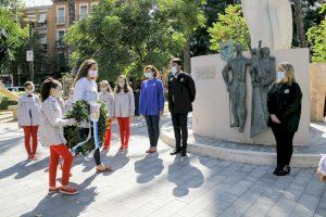 Luis Barcala y Mª Carmen Sánchez asisten al Homenaje a los Foguerers y Barraquers fallecidos