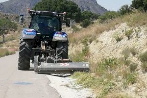 El Ayuntamiento de Aspe realiza el desbroce de más de 35.000 metros en los laterales de más de 30 caminos rurales