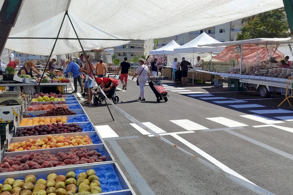 El mercadillo de fruta y verdura de Altea confirma su gran acogida con más de 2.000 visitas cada martes