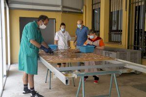 Los usuarios de El Molí empiezan a trabajar en el gran mosaico cerámico que recubrirá el túnel de entrada a Onda