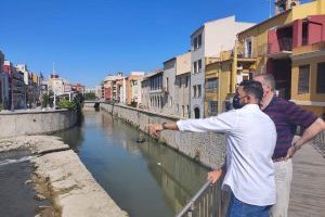 Medio Ambiente presenta un nuevo sistema de embarcación para realizar tratamientos larvicidas contra los mosquitos y quironómidos en el cauce del río Segura