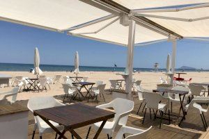 Uno de los chiringuitos de la playa de Gandia