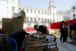 Miles de festeros y alicantinos anónimos participan en la Ofrenda Solidaria