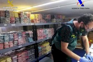 La Guardia Civil interviene casi 600.000 euros en accesorios y componentes de telefonía móvil falsificados en Alicante