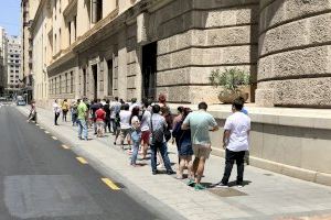 Largas colas bajo el sol para empadronarse en Valencia en el primer día de atención presencial