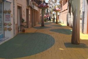 La calle “de la setas” luce su pavimento remozado con 1.040 kilos de pintura y resinas