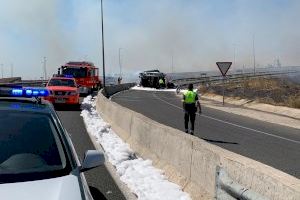 Rescatan in extremis a un conductor herido de un coche en llamas tras un accidente en Torrent