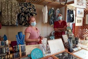 Benicàssim dinamiza la costa con gimnasia en la playa y el mercado de artesanía Torre Sant Vicent