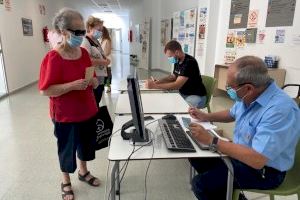 Cientos de personas mayores de 65 años acuden a recoger el primer día de reparto el pack de cuatro mascarillas gratuitas que entrega el Ayuntamiento