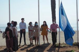 Peñíscola iza las banderas de calidad en la Playa Norte