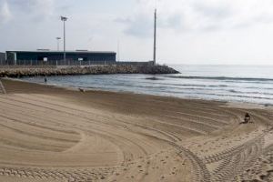 Herido un hombre tras saltar al agua y golpearse en una playa de Gandia