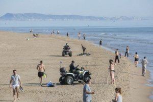 Controles policiales en la playa de Gandia